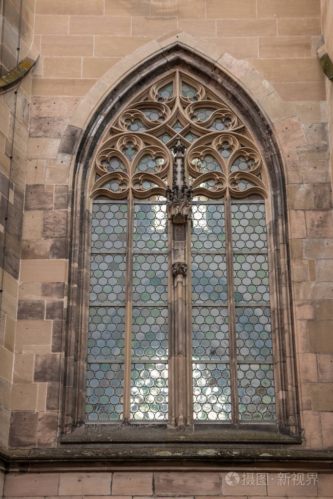 一座古老历史建筑的窗户