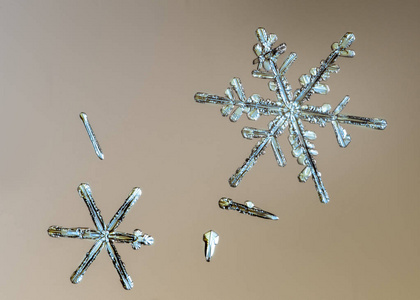 美丽的雪花在浅橙色背景上关闭