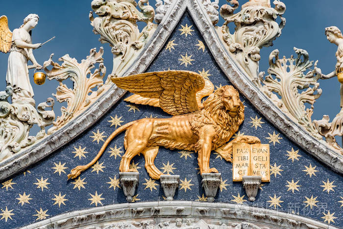 意大利威尼斯圣马可山顶装饰用羊皮纸装饰的金翅狮子
