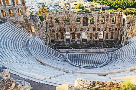低头看着希腊雅典卫城上的希律德斯阿提克斯的颂歌剧院的舞台。