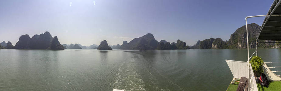 哈龙湾降龙湾亚洲热门旅游目的地的美丽全景。 越南南海的顿金湾。