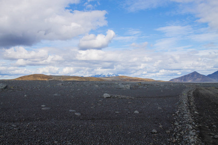 沿冰岛中部高地的土路。 冰岛景观。 路线f907