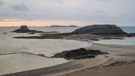 圣马洛法国布列塔尼的海滩岛屿和堡垒，夏季阴天