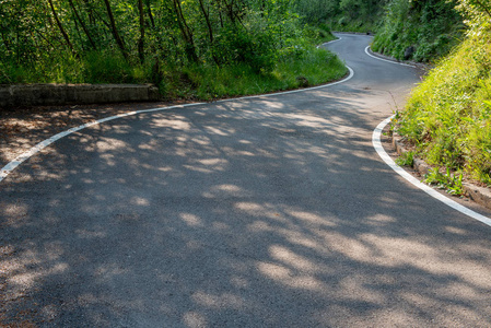 有山形曲线的道路