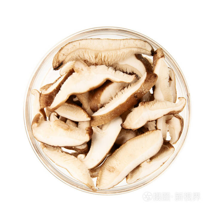 香菇片在玻璃碗中分离在白色背景上