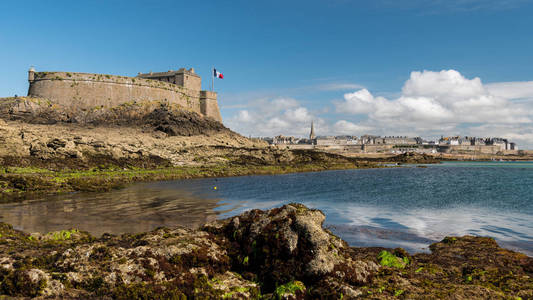 小岛上的堡垒，小岛上的小岛是圣马洛法国布列塔尼，在夏季阳光明媚的一天低潮。