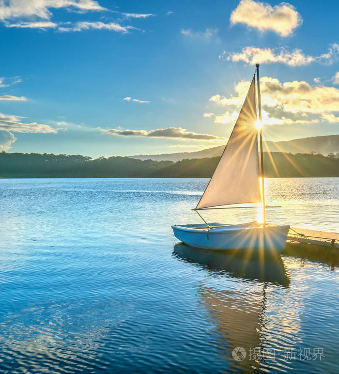 的日落中,太阳的星星从天空中闪耀,当看着它们时,湖面是平静和平静的