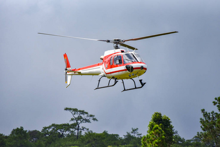 风暴机直升机在天空中飞行白色红色飞行直升机在天空中风暴与雨云直升