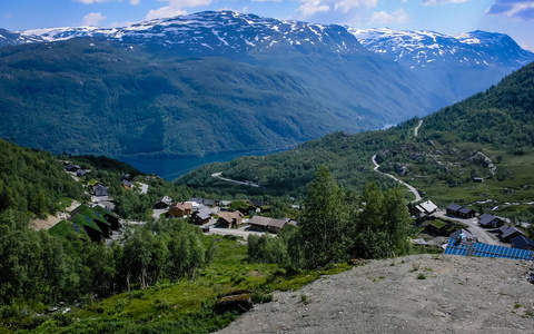 去挪威旅行。 高山河流湖泊山谷
