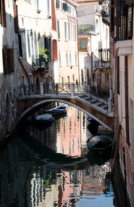 威尼斯居民区小运河上的风景桥