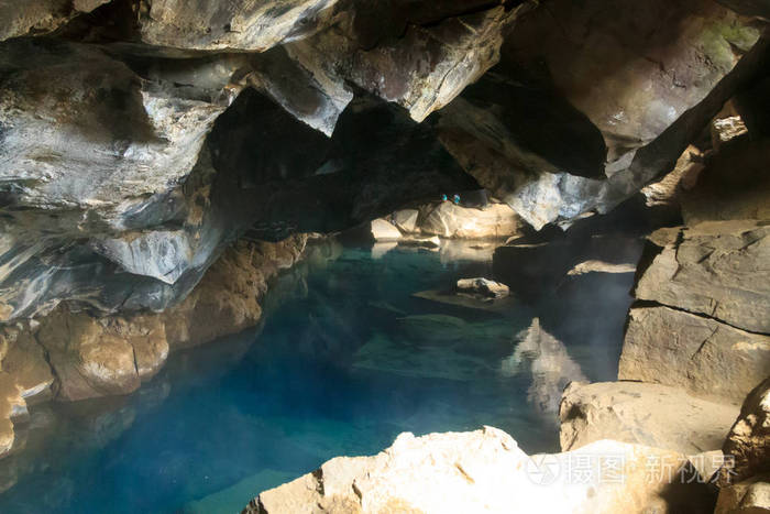 格尔乔塔贾熔岩洞穴内部景观冰岛地标附近的迈瓦顿湖。