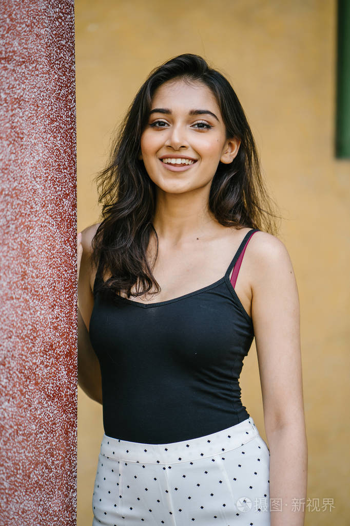 一位年轻,有魅力,美丽的印度亚洲女孩穿着黑色上衣的肖像.