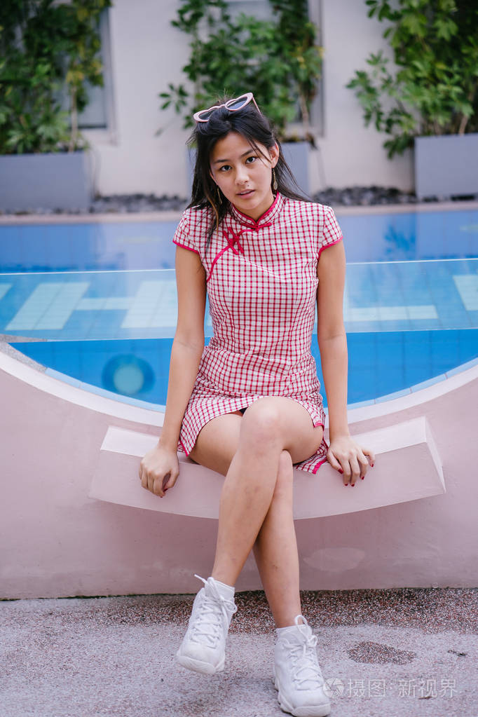 穿着中国传统旗袍的年轻迷人的中国亚洲女孩