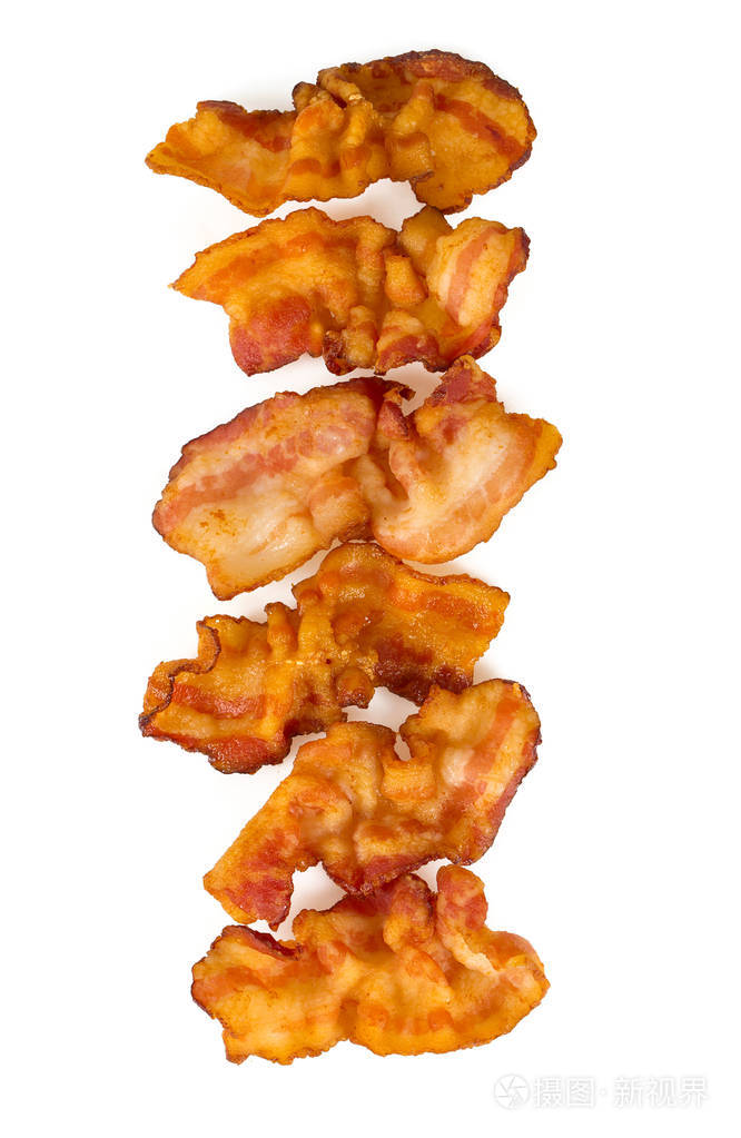 油炸培根分离在白色上