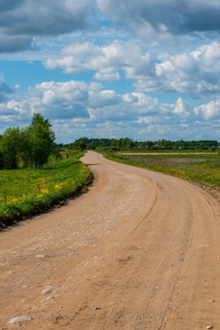 春天的空乡村道路