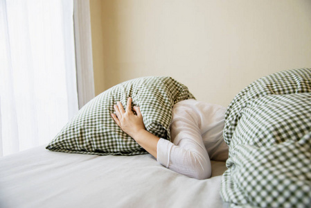 女士用枕头把头盖在床上每天都是失眠的问题