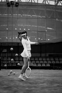 打网球的年轻女人