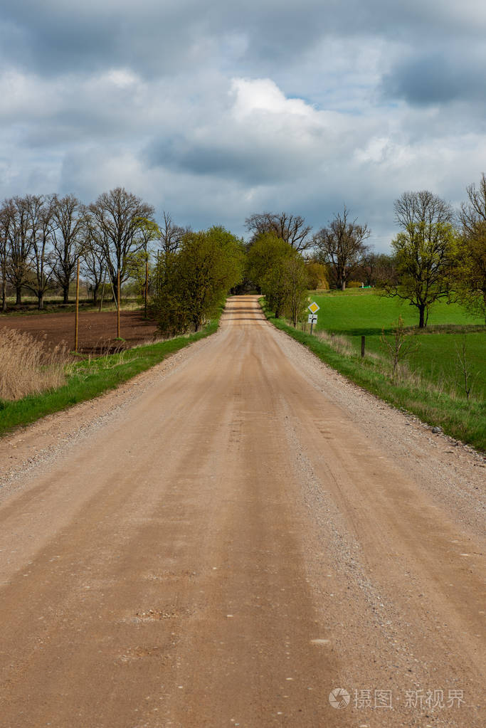 春天的空乡村道路