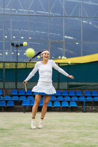 绿茵草地上的女网球选手