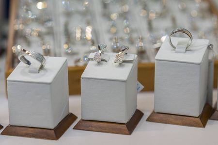 珠宝店陈列的钻石订婚戒指. 选定的重点照片