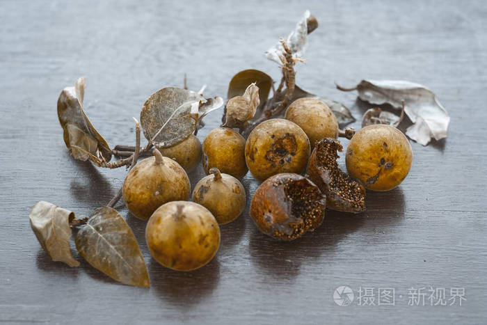 在木制背景上关闭果叶和果叶