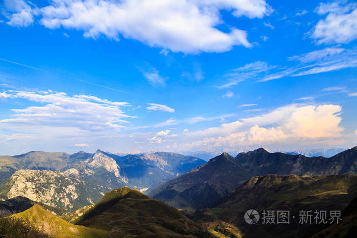 夏季日落之间的弗里利威尼斯朱利亚阿尔卑斯山