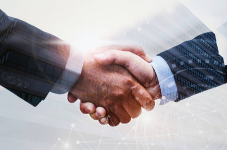 商务人员握手在现代办公背景下的双重曝光,网络连接,图形,合作,商业