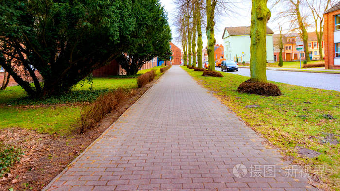 欧洲狭窄的传统街道。 春天在城市的街道上。