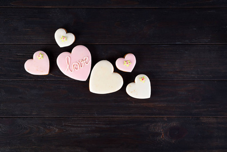 情人节的糖果。在深色木制背景的顶部图片复制空间上, 以心脏形状和字母的爱的饼干