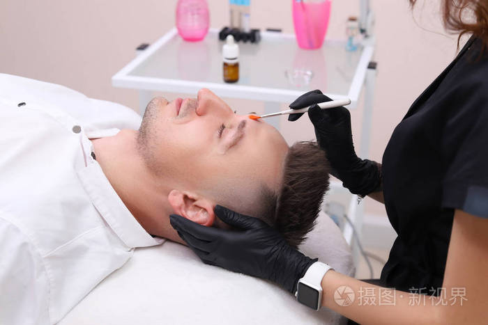 在美容院清洗一个男人的脸