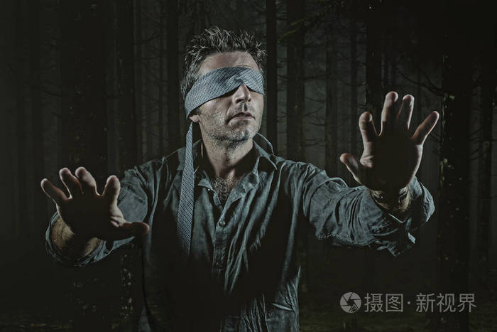 年轻的困惑和害怕的男人被蒙着脖子玩网络潮流危险的病毒挑战,眼睛