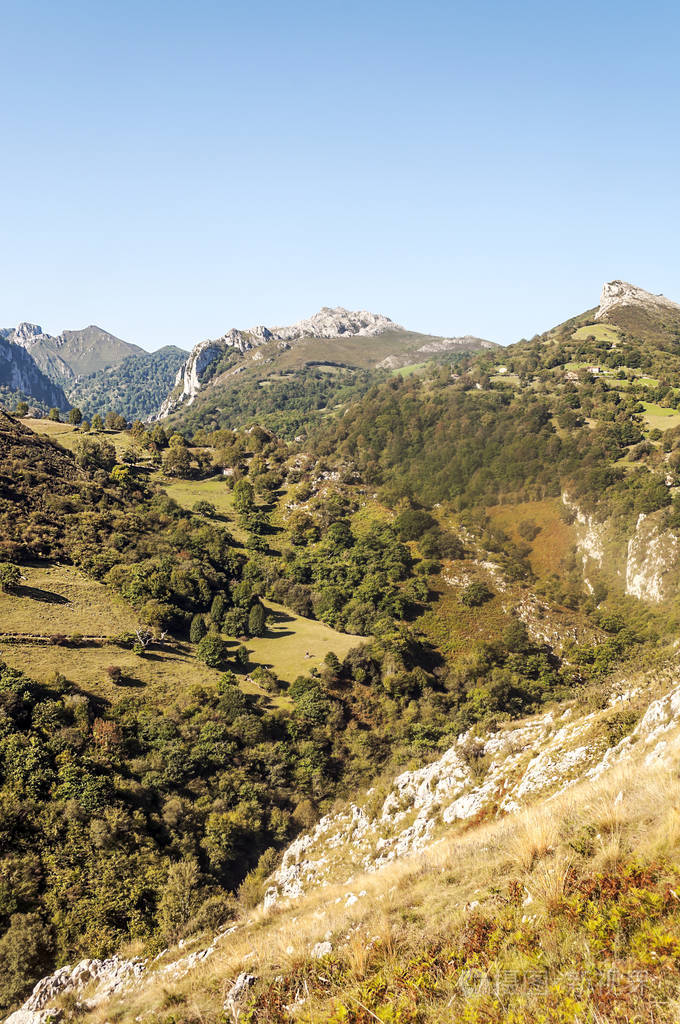 在一个阳光明媚的日子里,西班牙北部的欧洲山峰上的山脉在阿斯图里亚