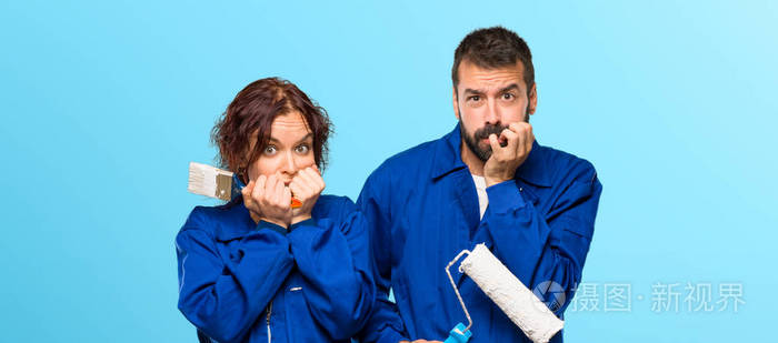 画家们有点紧张害怕把手放在五颜六色的背景上