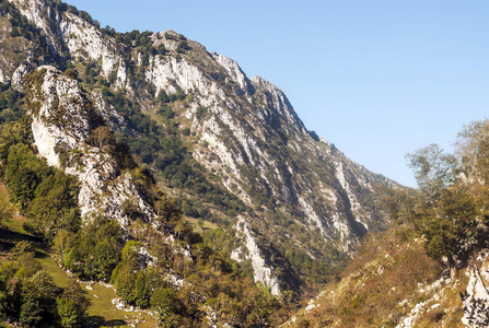 在一个阳光明媚的日子里，西班牙北部的欧洲山峰上的山脉在阿斯图里亚斯省。