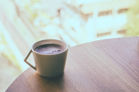 早上在木桌上热可可杯热巧克力牛奶。