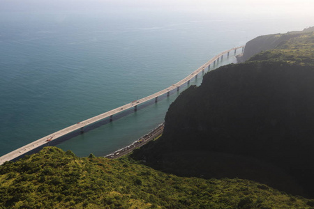 海上为汽车建造的大桥的顶视图