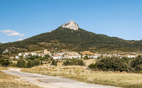 西班牙北部阿斯图里亚斯山区的农村村庄，阳光明媚。