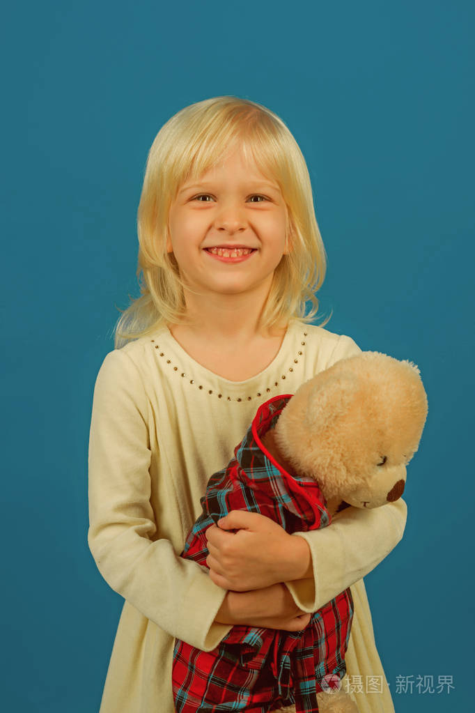 感觉很好玩小女孩抱着玩具熊带着软玩具的小孩小孩子高兴地笑了我最