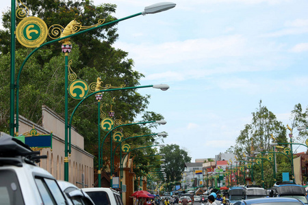 泰国蓝天街道上带有美丽亚洲风格设计的灯杆