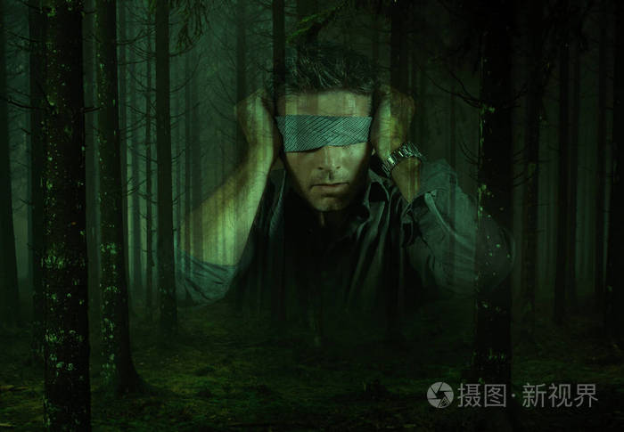 年轻的困惑和害怕的男人被蒙着脖子玩网络潮流危险的病毒挑战,眼睛