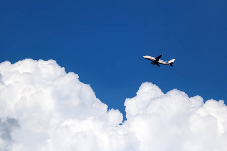 飞机在天空中白云和蓝天在萨梅岛泰国。