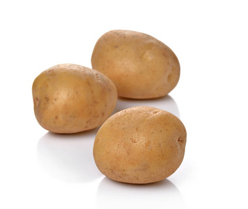 白色背景下分离的果皮土豆
