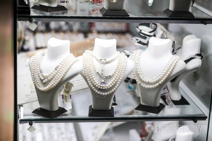 俄罗斯克拉斯诺达尔2018年12月15日，商店货架上的珍贵珠宝。