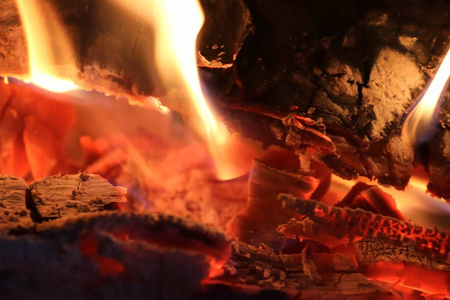 壁炉里燃烧着美丽的热气