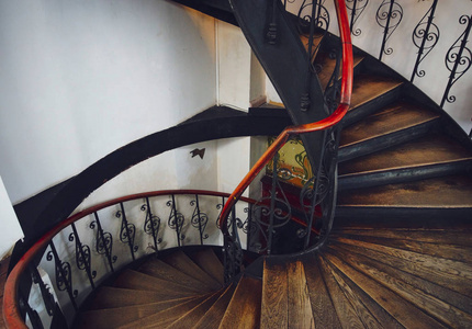 法国斯特拉斯堡老房子的老式圆形楼梯