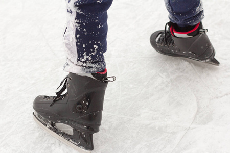 男孩溜冰鞋特写，寒假