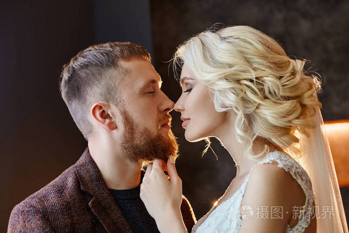 新婚夫妇在他们的婚礼上拥抱和亲吻.新郎新娘,爱和忠诚.