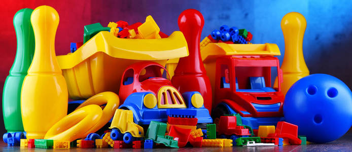 构图用彩色塑料儿童玩具。