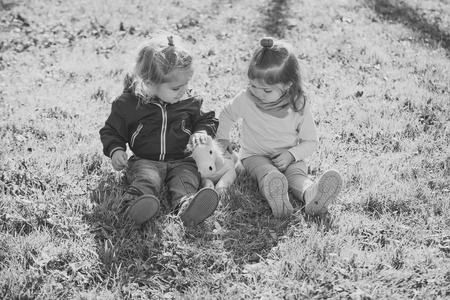 女孩和男孩坐在绿草上