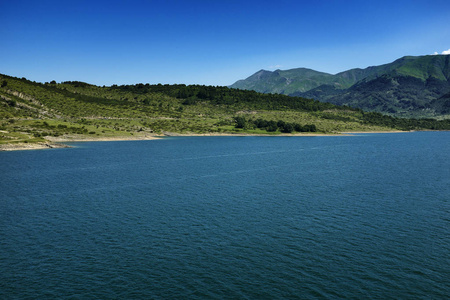 湖和小山的全景